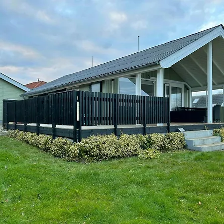 Charming With Sea View In Hejlsminde *