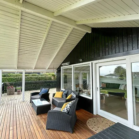 Charming With Sea View In Hejlsminde *