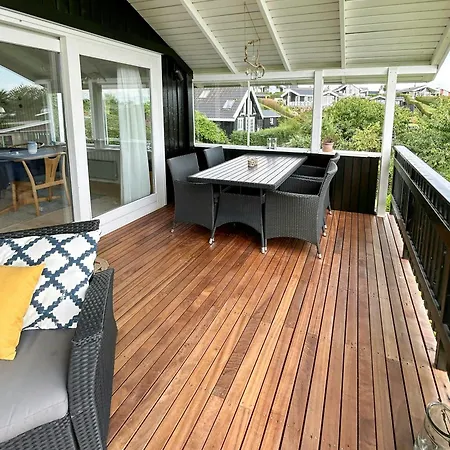 Charming With Sea View In Hejlsminde