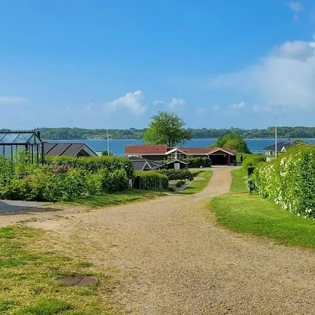 Charming With Sea View In Hejlsminde בית נופש