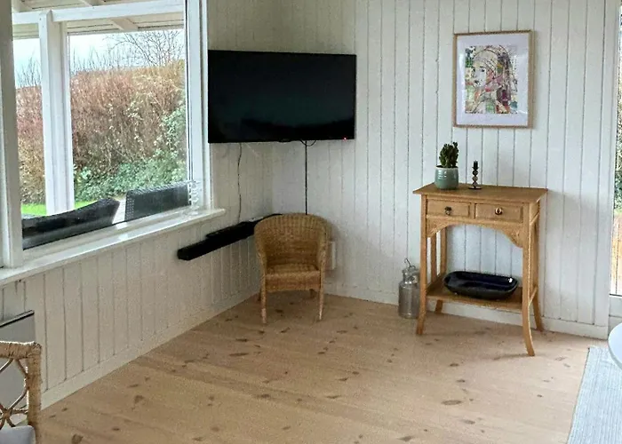 Charming With Sea View In Hejlsminde