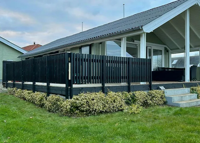 Charming With Sea View In Hejlsminde *