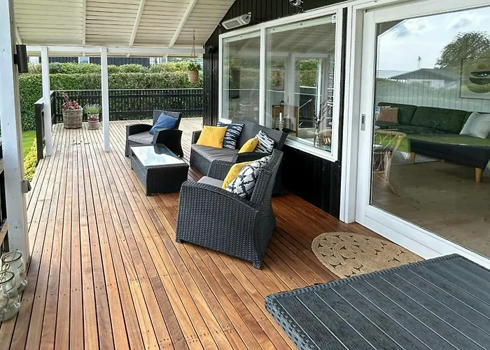 בית נופש Charming With Sea View In Hejlsminde *