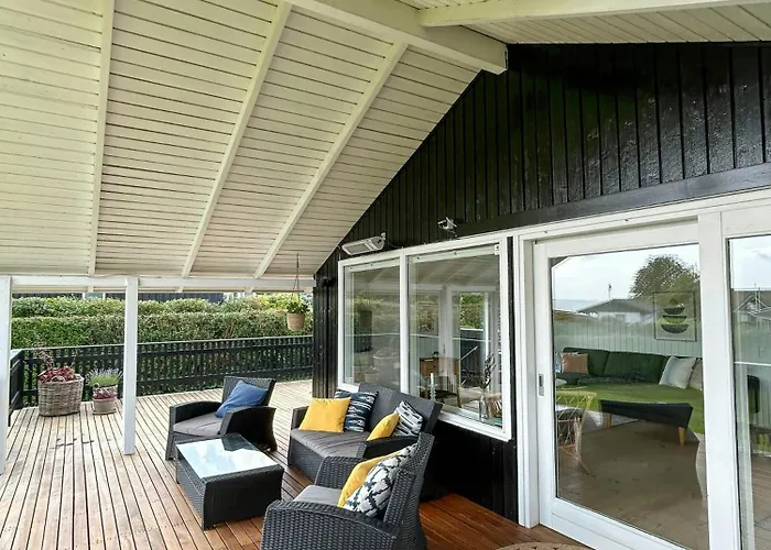 Charming With Sea View In Hejlsminde *