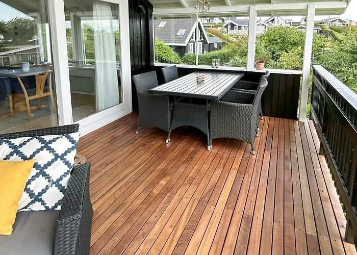 Charming With Sea View In Hejlsminde