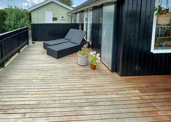 Charming With Sea View In Hejlsminde *