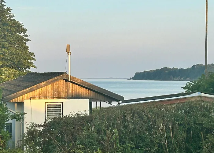 Charming With Sea View In Hejlsminde בית נופש *