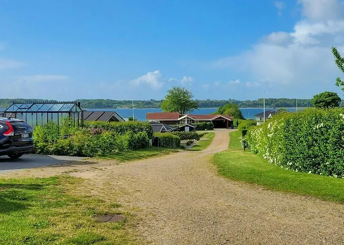 Charming With Sea View In Hejlsminde בית נופש